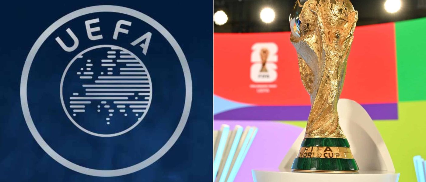 Escudo de la UEFA junto al trofeo de la Copa del Mundo de la FIFA sobre su pedestal en un sorteo