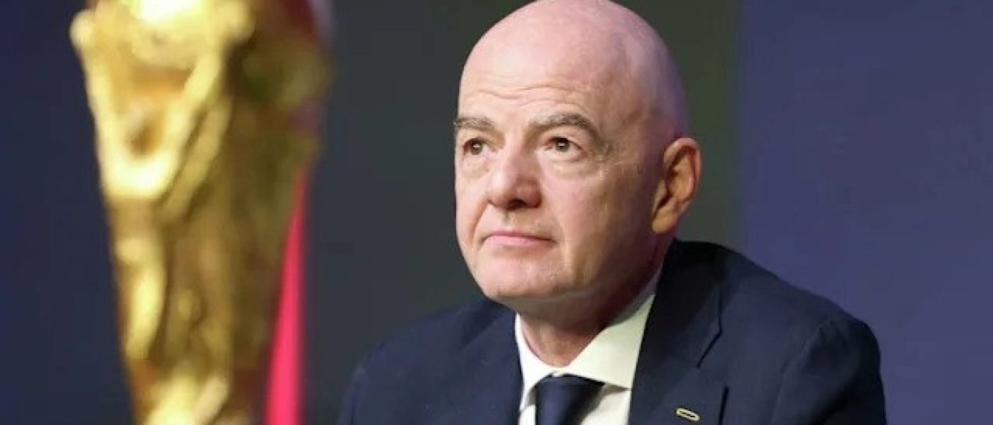 Gianni Infantino, presidente de la FIFA, sentado junto al trofeo de la Copa del Mundo