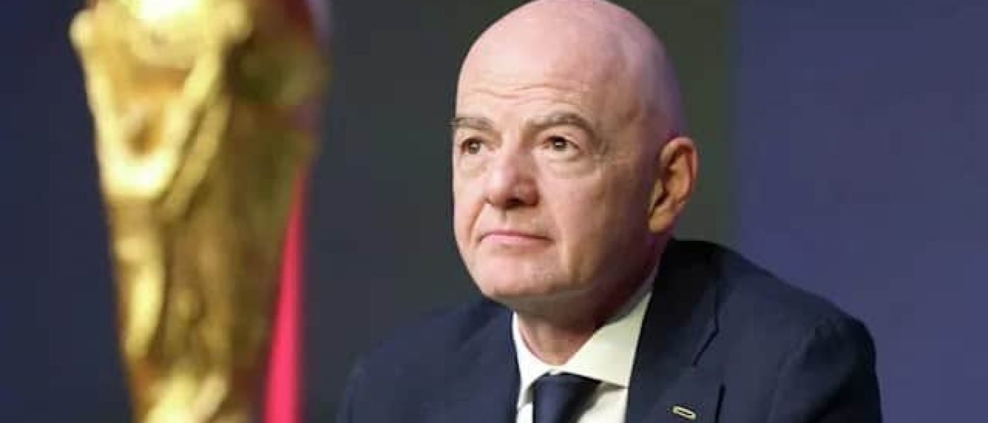 Gianni Infantino, presidente de la FIFA, sentado junto al trofeo de la Copa del Mundo