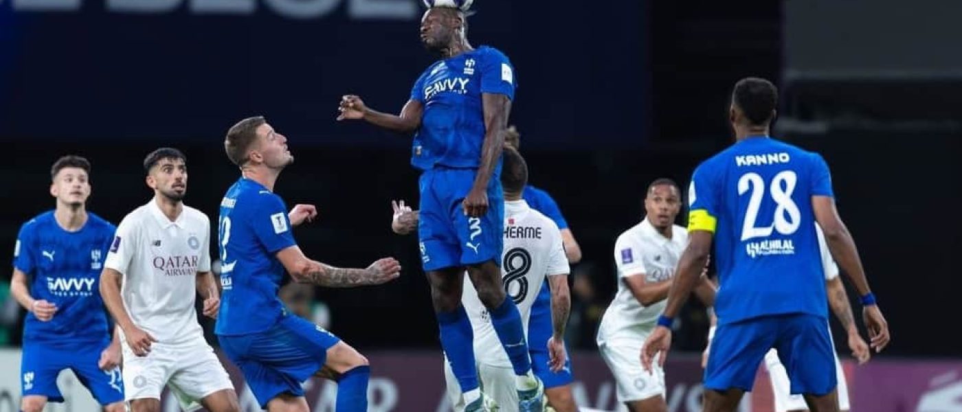 Kalidou Koulibaly gana un cabezazo en el partido entre Al-Hilal y Al-Sadd.