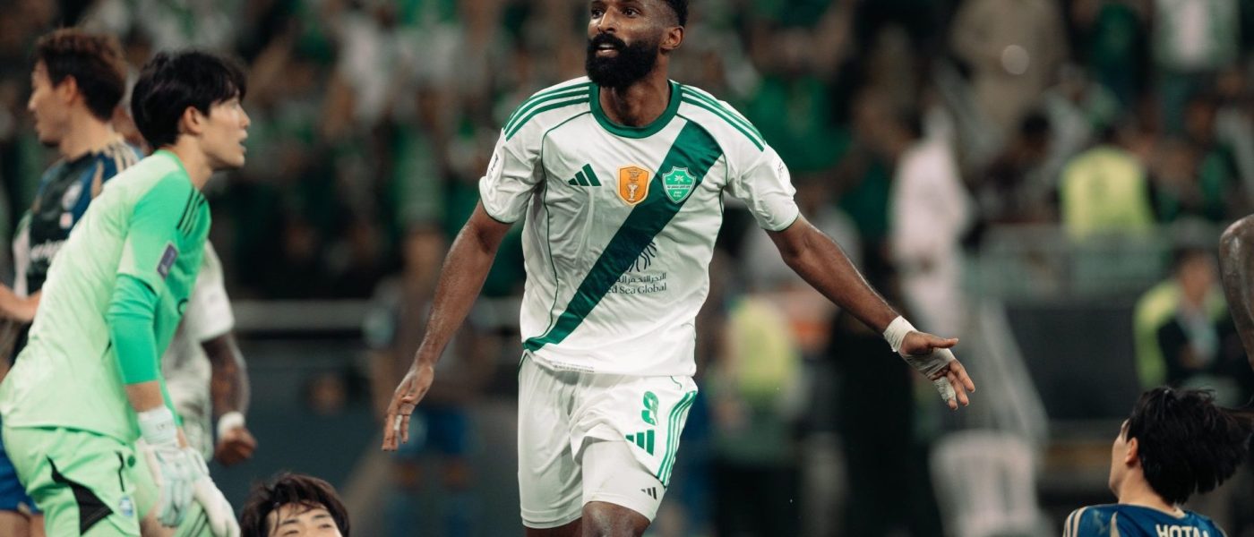 Firas Al-Buraikan celebra el gol que le dio al Al-Ahli la Champions Asiática.