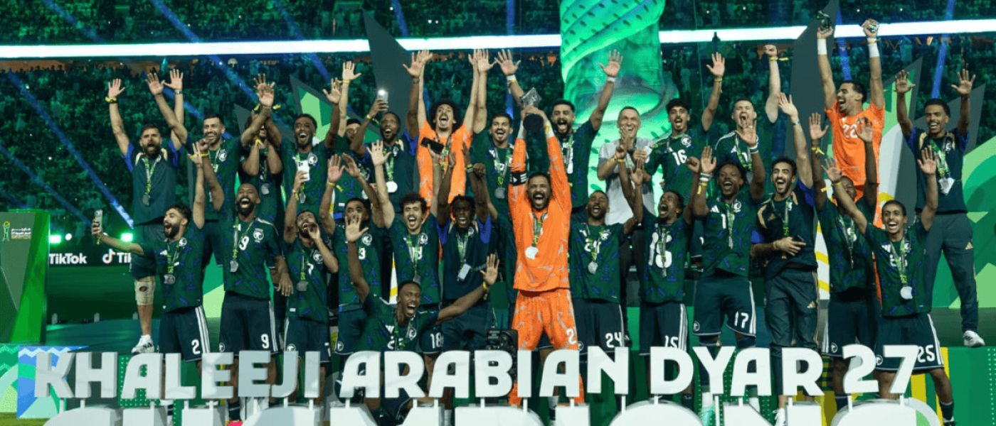 Jugadores y cuerpo técnico de Arabia Saudita celebran con el trofeo de la Copa del Golfo 2026.