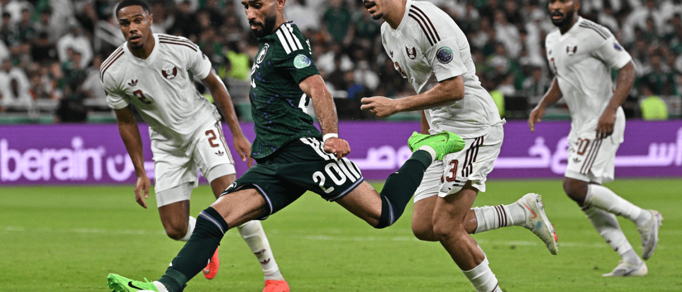 Un futbolista saudí disputa la pelota ante jugadores de Qatar en la semifinal de la Copa del Golfo 2026.