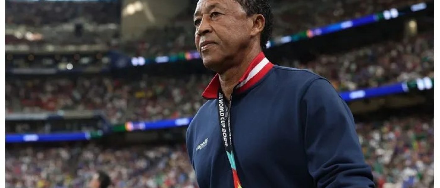 Bubista, entrenador de Cabo Verde, camina por el costado del campo con el buzo de la seleccion durante un partido del Mundial 2026