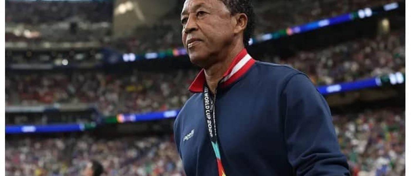 Bubista, entrenador de Cabo Verde, camina por el costado del campo con el buzo de la seleccion durante un partido del Mundial 2026