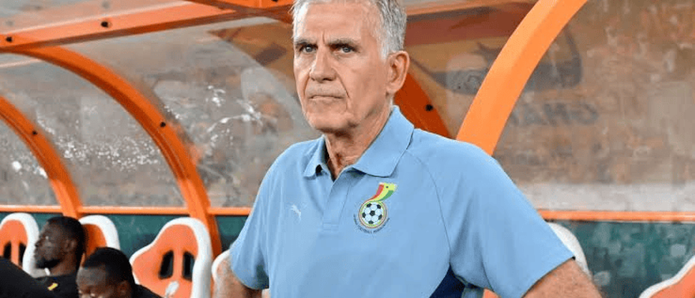 Carlos Queiroz con una camiseta de Ghana junto al banco de suplentes
