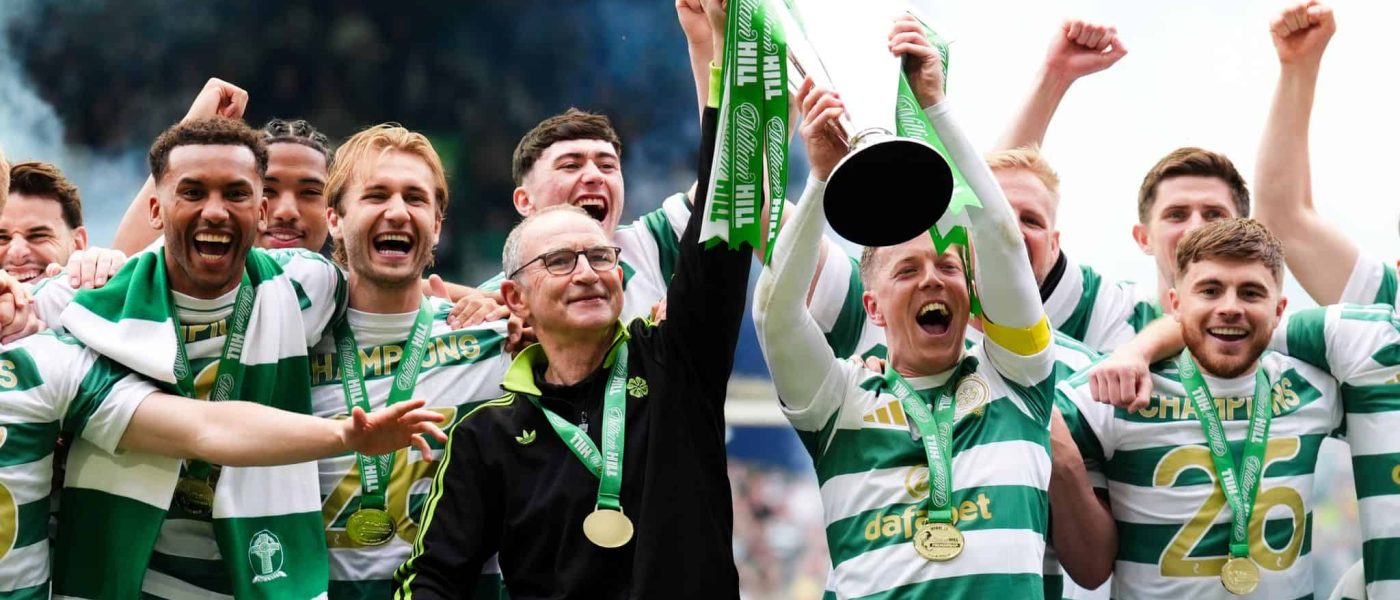 Martin O'Neill celebra con los jugadores de Celtic tras ganar la Scottish Premiership 2025-26 en Celtic Park
