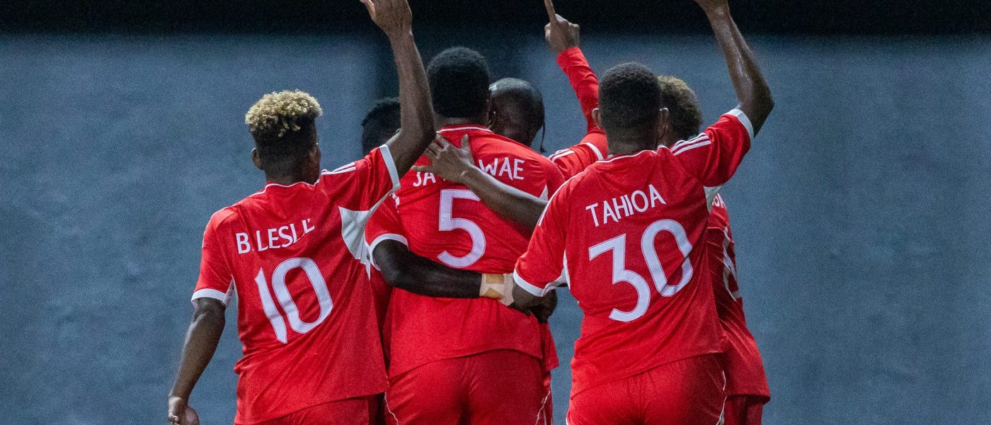 Jugadores de Central Coast FC festejan abrazados un gol contra Galaxy FC en la semifinal de la OFC Champions League 2026