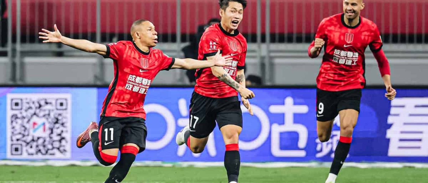 Wellington Silva de Chengdu Rongcheng celebra su gol en la apertura de la Superliga China 2026 contra Shenzhen Peng City