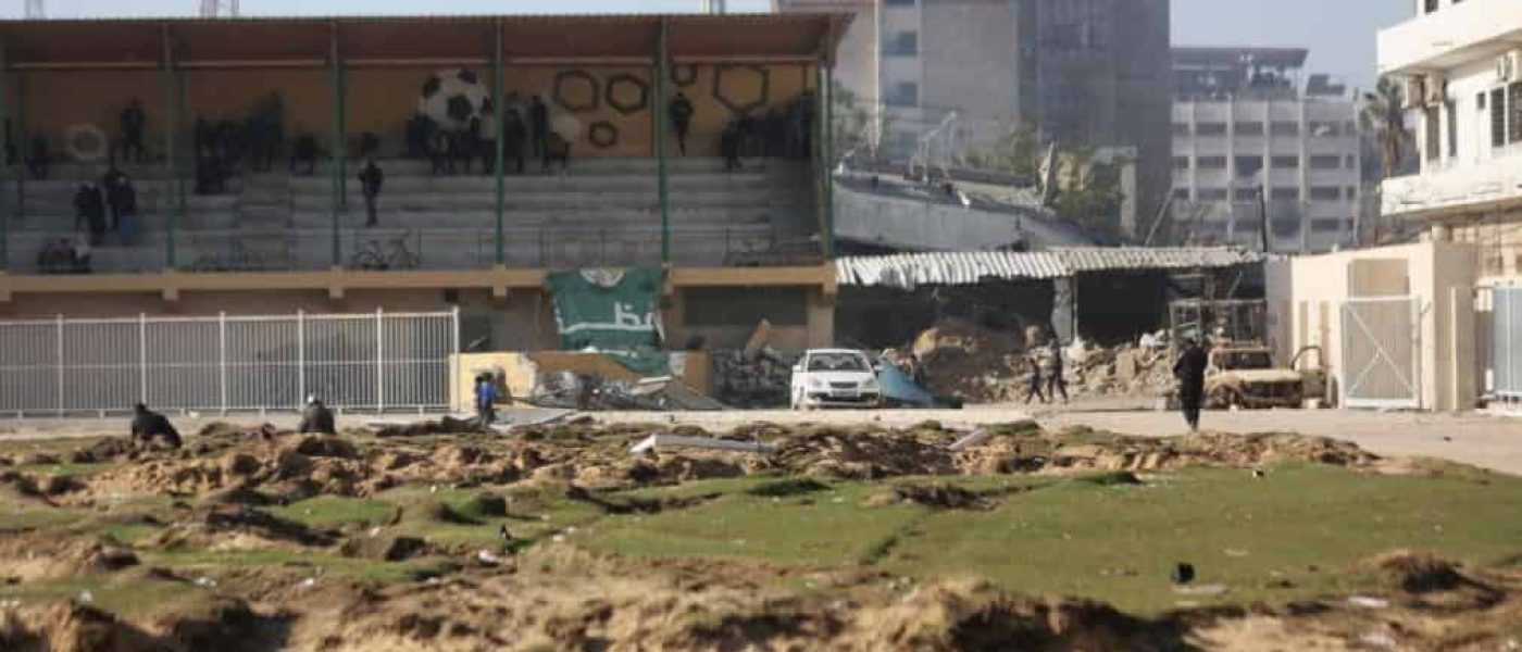 Campo de juego del estadio Yarmouk de Gaza levantado por topadoras, con las tribunas dañadas al fondo