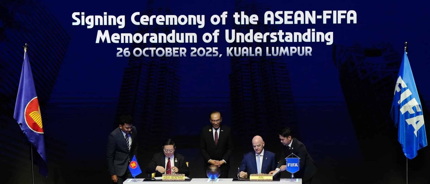 Gianni Infantino junto al primer ministro de Malasia Anwar Ibrahim y el secretario general de la ASEAN Kao Kim Hourn durante la firma del MOU de la Copa FIFA ASEAN en Kuala Lumpur