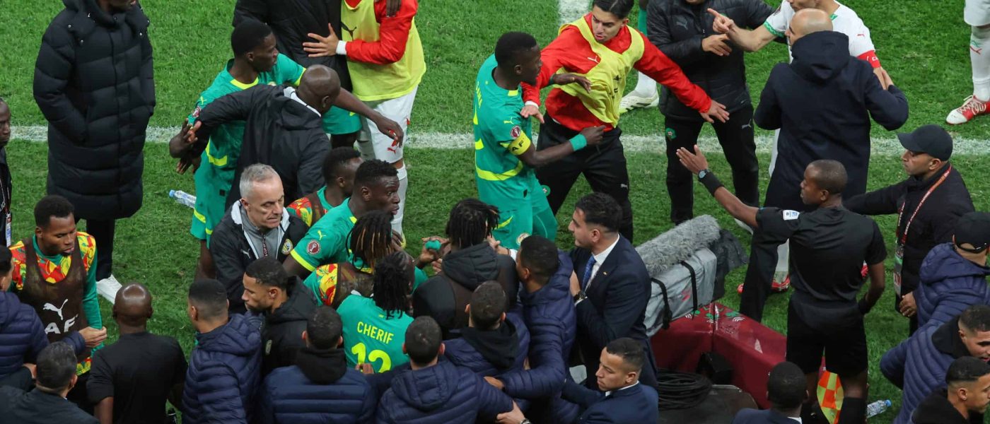 Hinchas y jugadores en el caótico final de la Copa Africana de Naciones entre Marruecos y Senegal, enero 2026