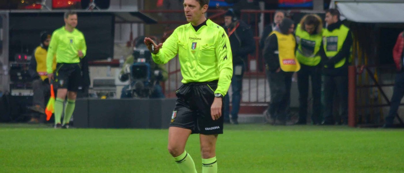 Gianluca Rocchi durante un partido de Serie A como árbitro en el estadio Giuseppe Meazza de Milán