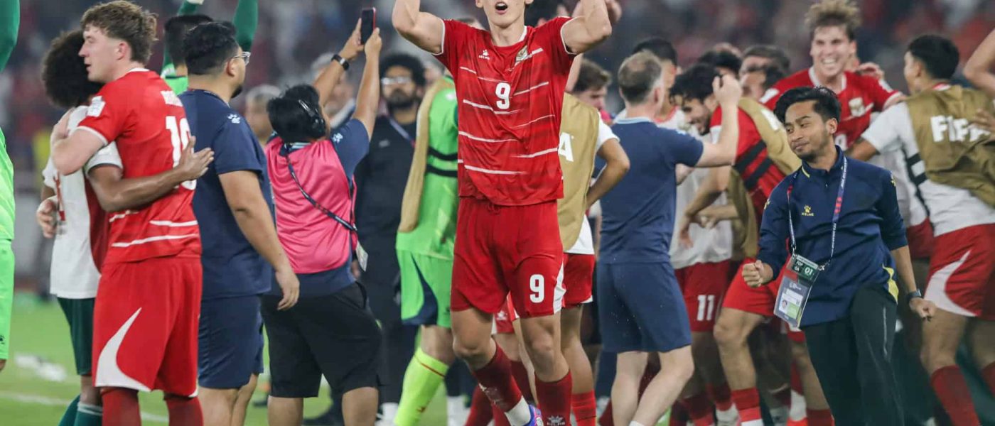 Futbolistas de la selección de Indonesia celebran en el campo de juego, con un jugador de camiseta roja número 9 en primer plano.