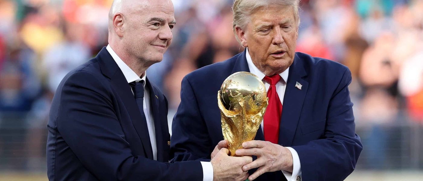 Gianni Infantino y Donald Trump sostienen juntos el trofeo de la Copa del Mundo sobre el campo de juego