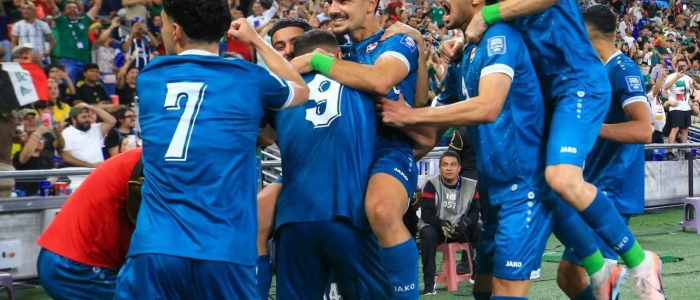 Jugadores de Irak celebrando la clasificación al Mundial 2026 tras vencer a Bolivia 2-1 en el Estadio BBVA de Monterrey