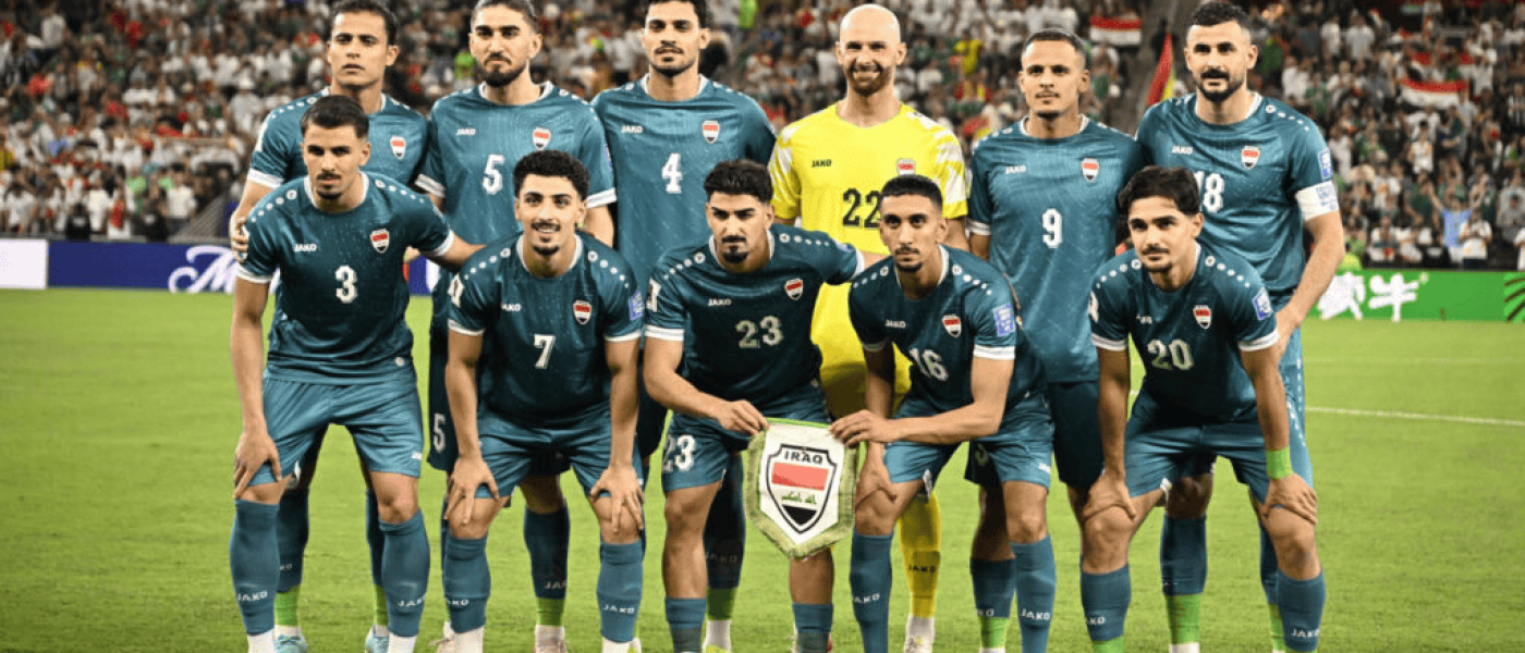Los once titulares de la selección de Irak posan antes de un partido con la camiseta verde y el escudo nacional en el centro