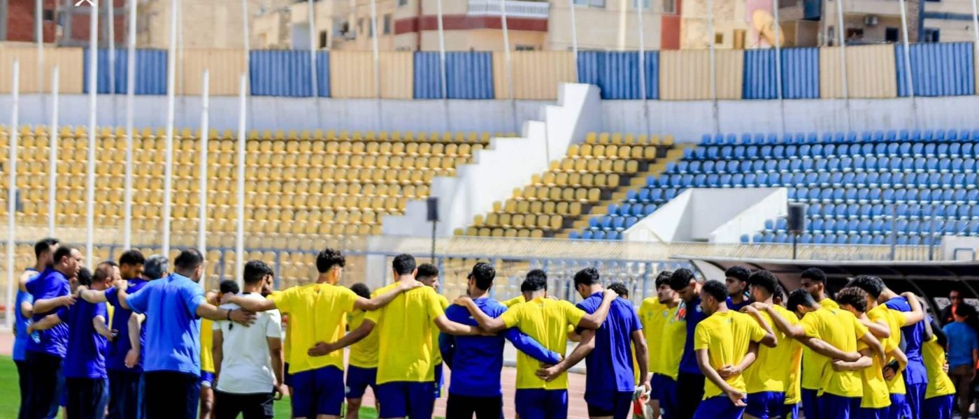 Jugadores de Ismaily SC en ronda en el Estadio de Ismailia con las tribunas vacías