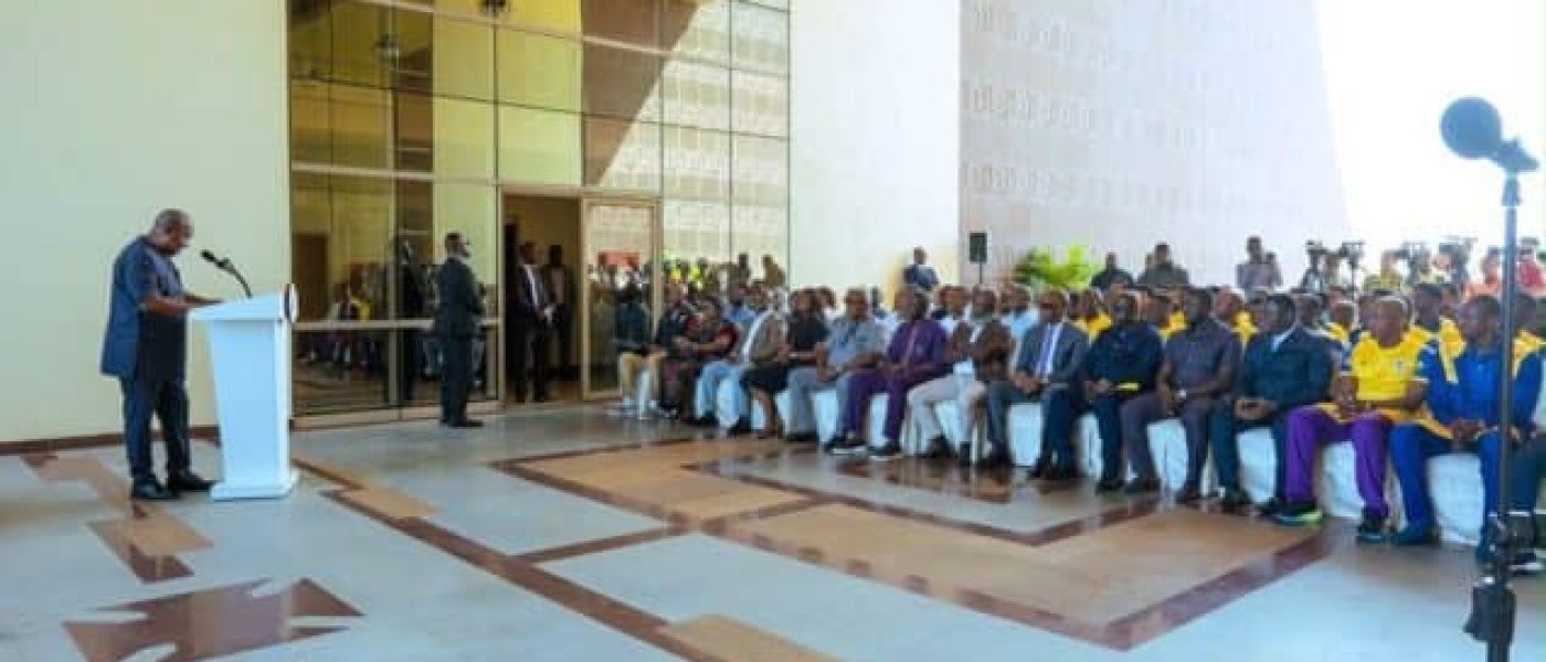 John Mahama habla ante delegaciones de clubes de Ghana en la sede presidencial