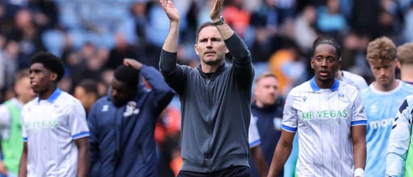 Frank Lampard, técnico del Coventry City, aplaude a los hinchas tras asegurar el ascenso a la Premier League
