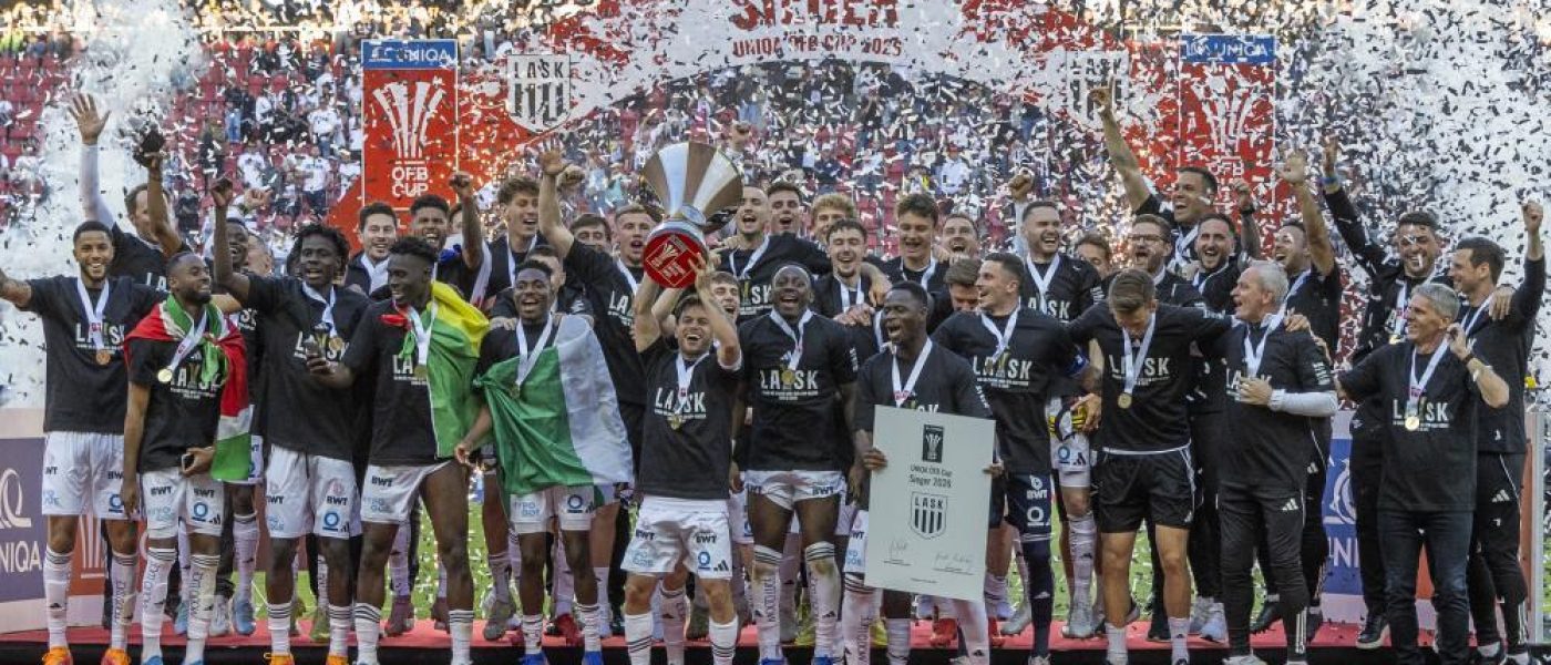 Jugadores de LASK celebran con el trofeo de la Copa de Austria 2026 en Klagenfurt