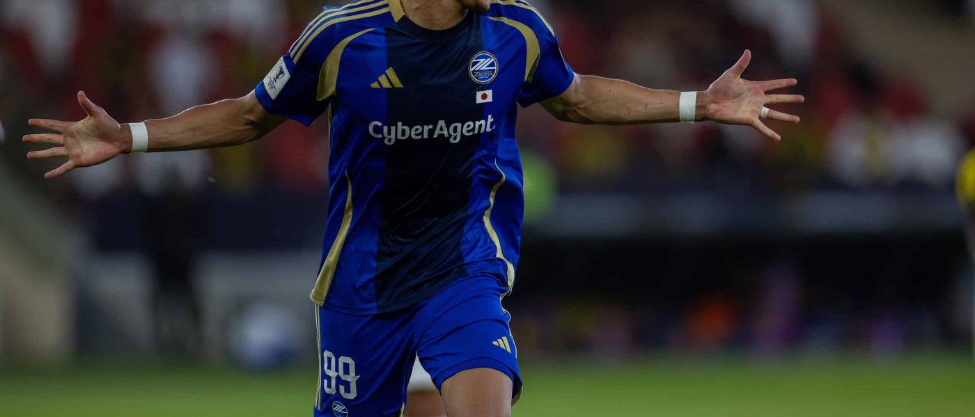 Tete Yengi de Machida Zelvia celebra su gol contra Al-Ittihad en los cuartos de final de la AFC Champions League Elite en Jeddah