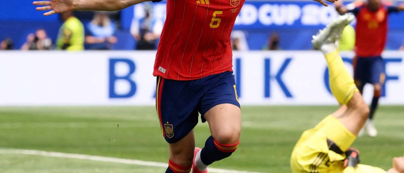 Mikel Merino, con la camiseta número 6 de España, celebra con los brazos abiertos un gol ante un arquero caído