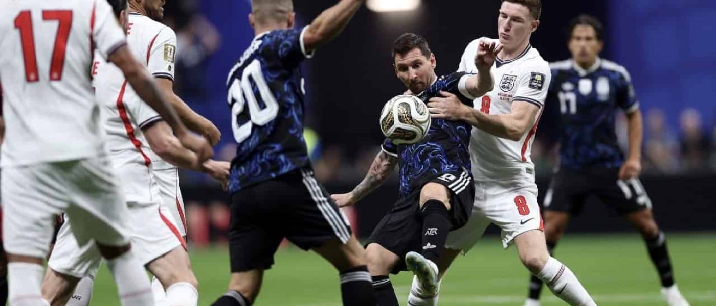 Lionel Messi controla la pelota rodeado de jugadores de Inglaterra durante la semifinal del Mundial 2026 en Atlanta