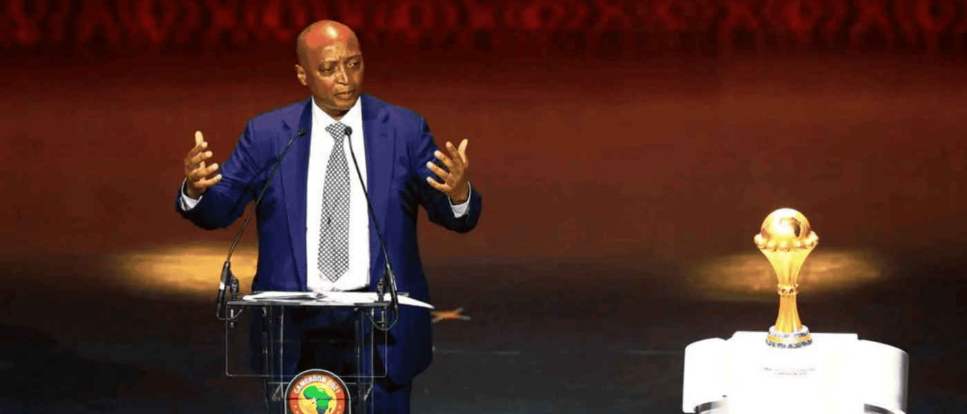 Patrice Motsepe con la Copa Africana de Naciones