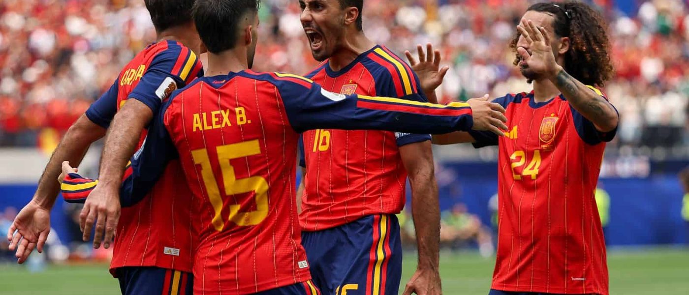 Mikel Oyarzabal festeja un gol de España en la goleada 3-0 sobre Austria en Los Ángeles