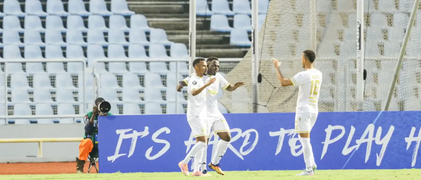 Jugadores de Portmore United y Salcedo FC disputan la pelota durante la Copa del Caribe 2026