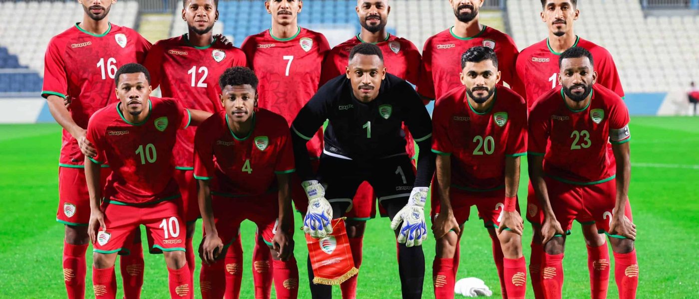 Los jugadores de la selección de Omán posan para la foto del equipo vestidos con su camiseta roja
