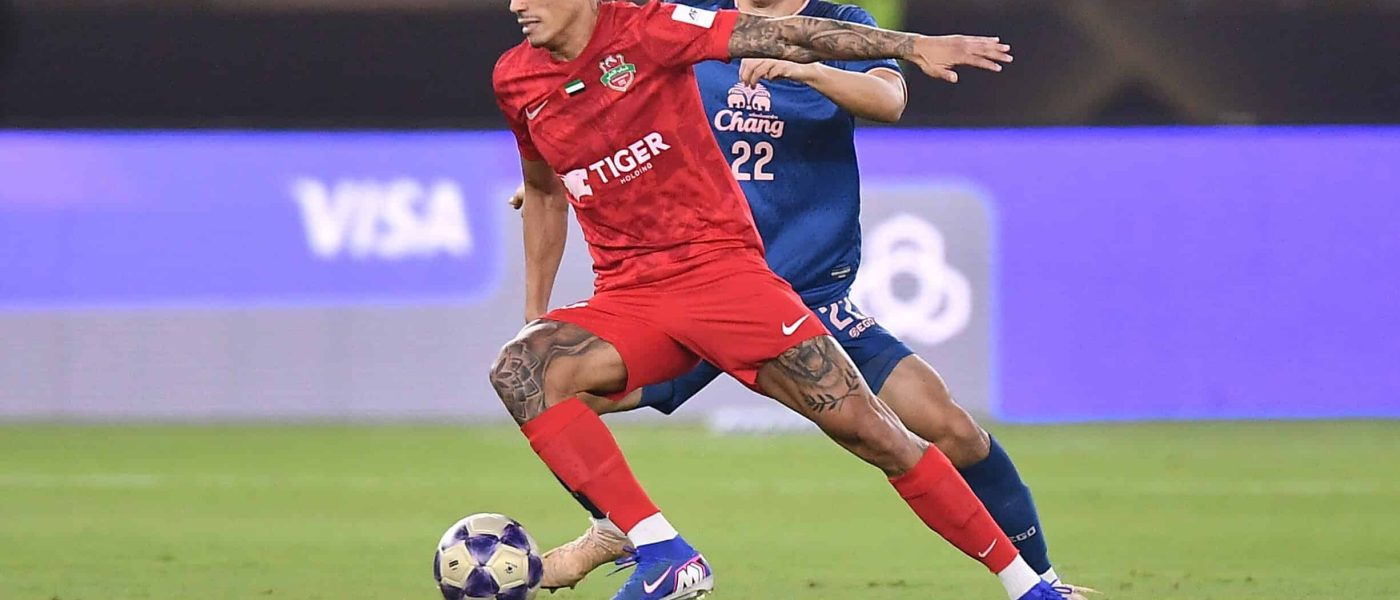 Jugadores de Shabab Al Ahli y Buriram United en acción durante el cuarto de final de la AFC Champions League Elite en Jeddah