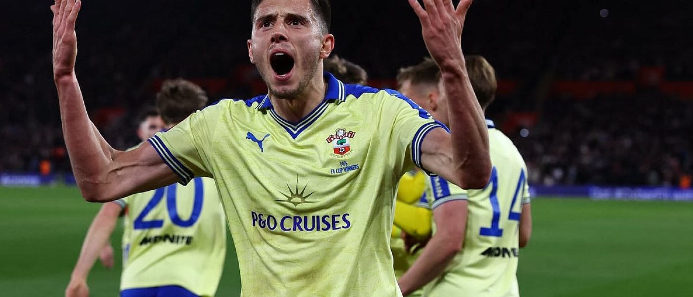 Jugador de Southampton celebra con los brazos en alto tras anotar en la FA Cup