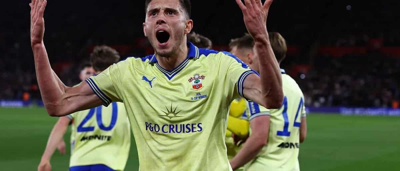Jugador de Southampton celebra con los brazos en alto tras anotar en la FA Cup