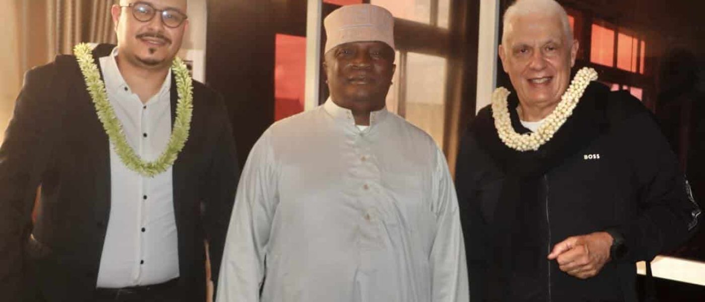 Hubert Velud llega a Moroni acompañado por dirigentes de la Federación de Fútbol de Comoras