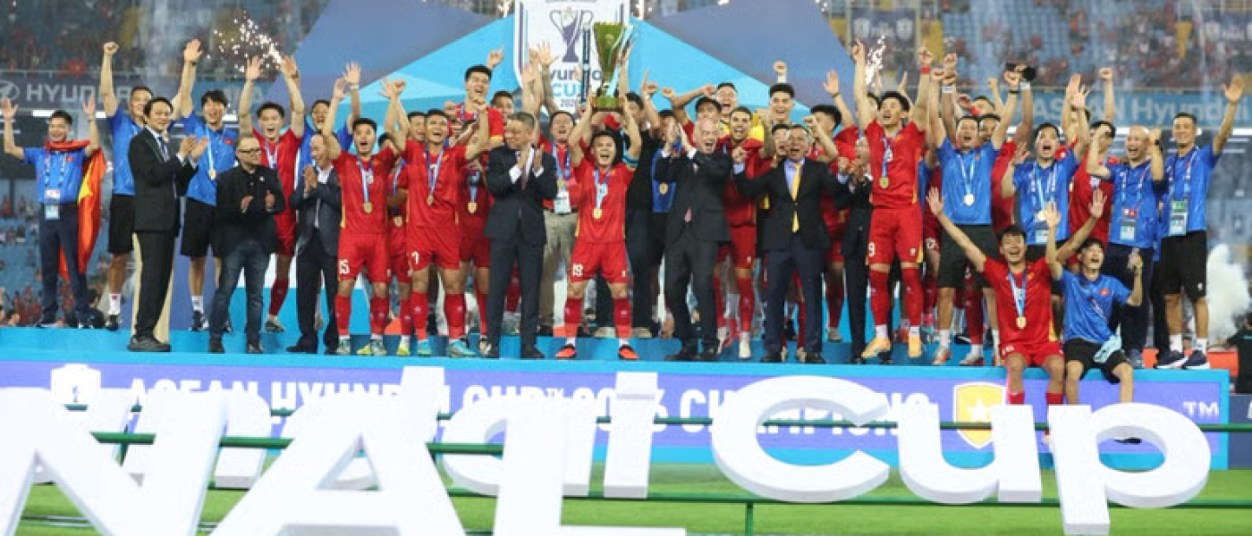 La selección de Vietnam celebra con el trofeo tras ganar la Copa ASEAN 2026