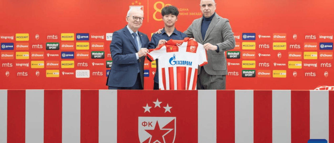 Wan Xiang sostiene la camiseta de Estrella Roja de Belgrado junto al presidente Svetozar Mijailović y el director de cantera Nikola Jelić en la presentación oficial