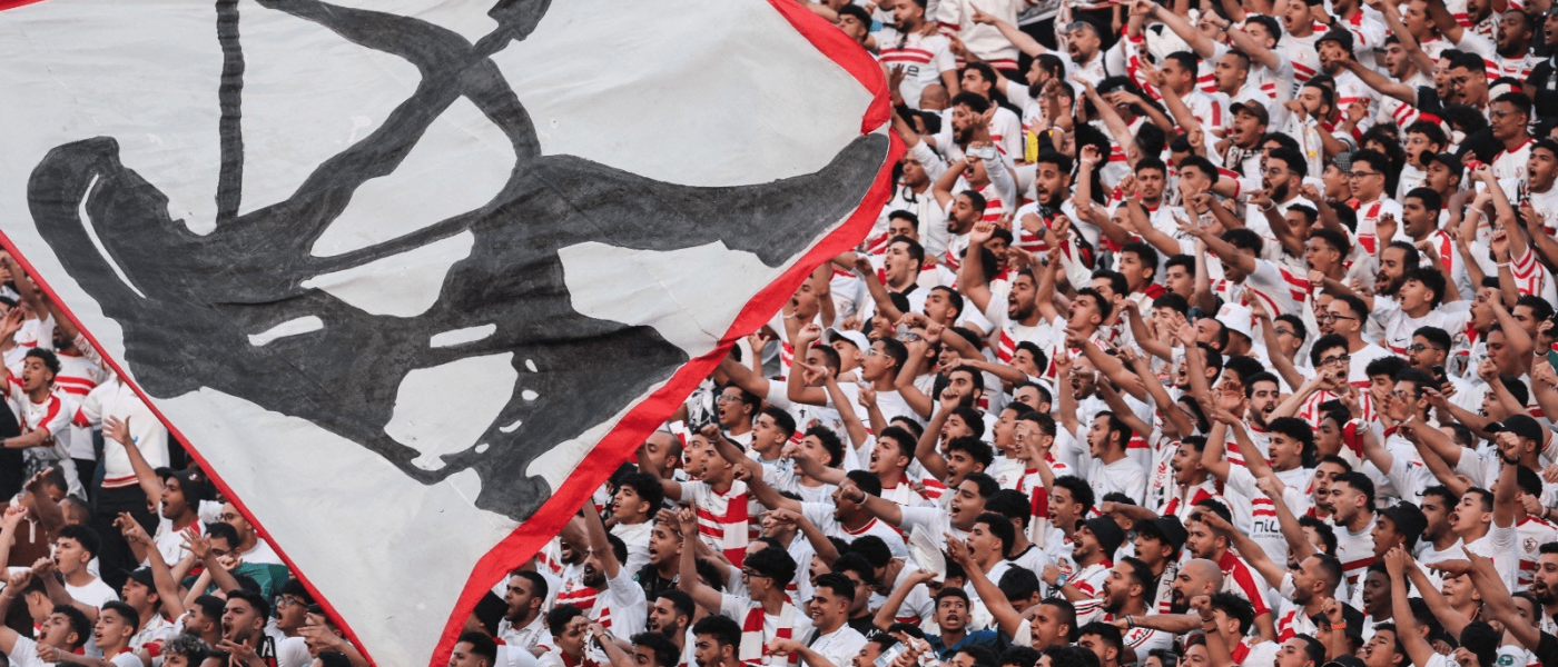 Hinchas de Zamalek con bandera gigante en la tribuna durante el partido contra Ceramica Cleopatra por la Premier League egipcia 2026