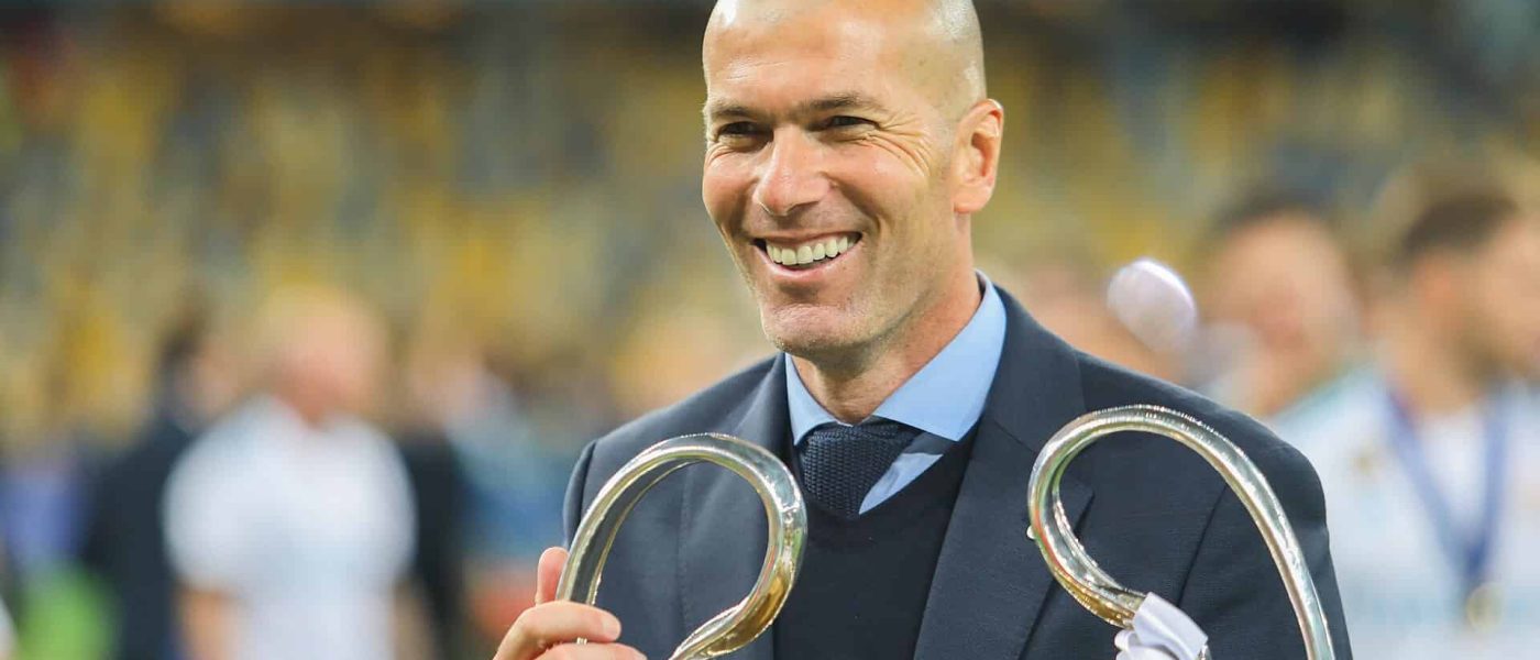 Zinédine Zidane sonríe mientras sostiene el trofeo de la Champions League tras la final de 2018 en Kiev