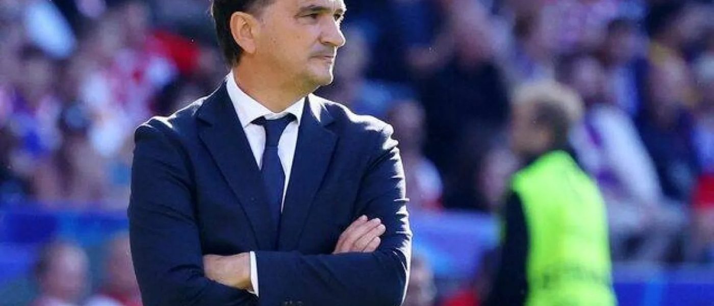 Zlatko Dalic de traje y brazos cruzados al borde del campo durante un partido de la seleccion de Croacia